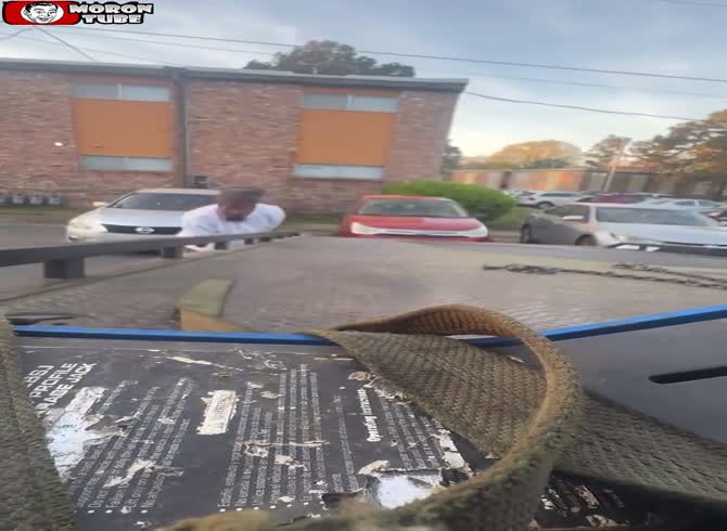 Video :During the Memphis seizure, a tow truck driver's head is crushed (Warning - horrific)